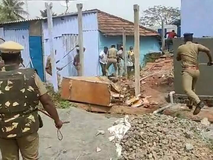 Coimbatore dmk and admk clash in vellalore town panchayat election கோவை : வெள்ளலூரில் திமுக - அதிமுகவினர் மோதல் - தள்ளுமுள்ளு, தடியடியால் பரபரப்பு..