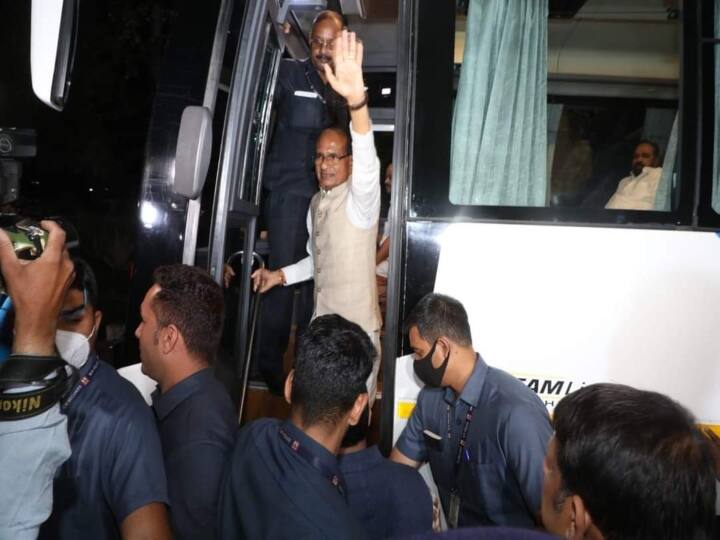 MP News CM Shivraj Singh chouhan Pachmarhi by bus with cabinet members for Chintan Shivir ann MP News: चिंतन शिविर के लिए मंत्रिमंडल के सदस्यों के साथ बस से पचमढ़ी रवाना हुए सीएम शिवराज सिंह चौहान