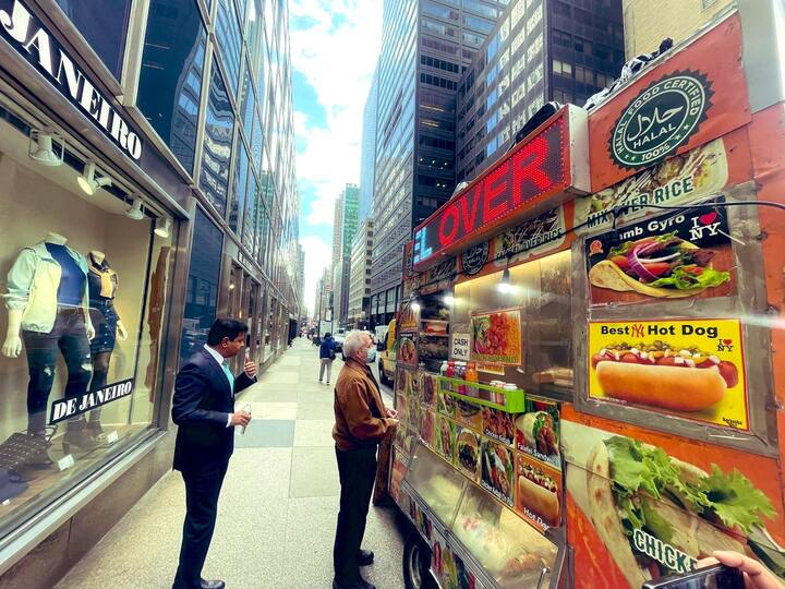 న్యూయార్క్ నగరంలో స్ట్రీట్ ఫుడ్ కొనుక్కోనేందుకు క్యూలో నిలబడిన మంత్రి కేటీఆర్