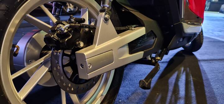 कंपनी का दावा है कि ओखी 90 महज दस सेकेंड में 0 से 90 किमी प्रति घंटे की रफ्तार पकड़ सकता है. कंपनी का दावा है कि स्कूटर 1 घंटे में 80 फीसदी तक चार्ज हो जाता है और फुल चार्ज होने में 3 से 4 घंटे लगते हैं.