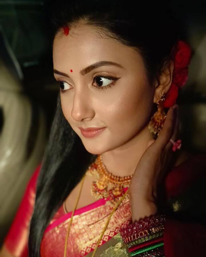 ఎన్నెన్నో జన్మల బంధం సీరియల్ తో తెలుగు ప్రేక్షకులను మెప్పిస్తోంది బెంగాలీ బ్యూటీ దేబ్జాని మోదక్. ఓ సీరియర్ కి సైన్ చేసిన దేబ్జానీ మోదక్..ఆ సీరియల్ షూటింగ్ మొదలయ్యాక ఆగిపోవడంతో నిరాశ చెందింది. ఆ తర్వాత ఆ సీరియల్ అసిస్టెంట్ డైరెక్టర్ తెరకెక్కించిన ఓ బెంగాలీ సినిమాలో హీరోయిన్ ఛాన్స్ కొట్టేసింది.