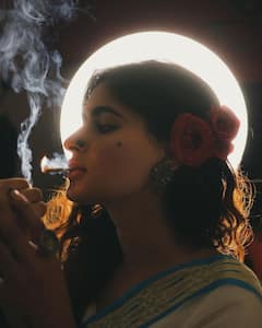 Karishma Sharma Photos: చీర, చెవిలో పువ్వు, సిగరెట్-ఎందమ్మో ఇలా ఉన్నావ్