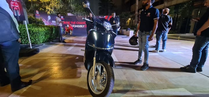 स्टोरेज के लिए इसमें 40 लीटर बूट स्पेस दिया गया है. स्कूटर का सीधा मुकाबला Ola S1 Pro, Ather 450X, और TVS iQube जैसे इलेक्ट्रिक स्कूटर्स के साथ रहेगा.