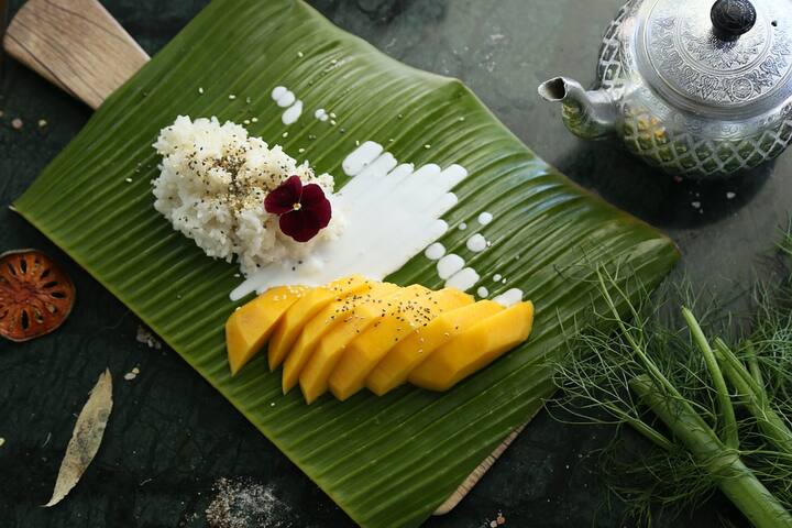 ত্বকের পুষ্টি জোগাতেও উপকারী এই ফল। ত্বককে ভেতর থেকে পরিষ্কার রাখতে সাহায্য করে আম। বিশেষ করে ত্বকের ব্রণ দূর করে ত্বকের উজ্জ্বলতা বাড়ায় আম।