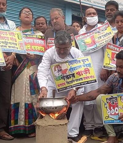 আজ হুগলির চুঁচুড়ার আখন বাজারে গ্যাস অফিসের সামনে মূল্যবৃদ্ধির প্রতিবাদ জানায় তৃণমূল কংগ্রেস। কাঠের উনুনে রান্না করেন স্থানীয় বিধায়ক অসিত মজুমদার।