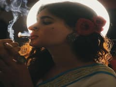 Karishma Sharma Photos: చీర, చెవిలో పువ్వు, సిగరెట్-ఎందమ్మో ఇలా ఉన్నావ్