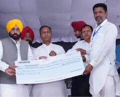 ਕਿਸਾਨਾਂ ਲਈ CM Mann ਦੀ ਪਹਿਲ, ਨਰਮਾ ਕਿਸਾਨਾਂ ਨੂੰ ਵੰਡੇ ਮੁਆਵਜ਼ੇ ਦੇ ਚੈੱਕ