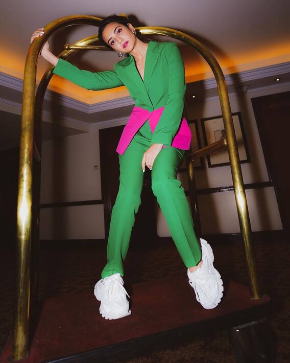 कृती खरबंदाचा 'किलर बॉसी स्वॅग'