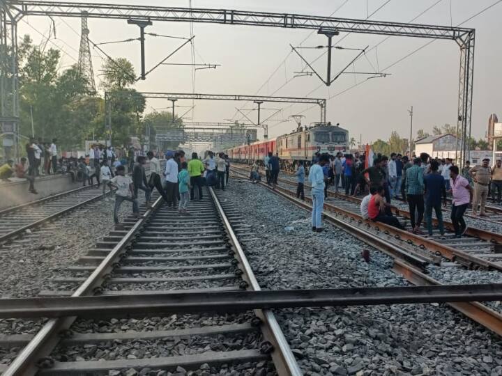 gorakhpur railway track jam for suspicious death of army jawan in assam ANN Gorakhpur News: गोरखपुर में सेना के जवान का शव रखकर चक्‍काजाम, रोकी गई ट्रेन, उपद्रवियों ने तोड़े गाड़ी के शीशे, लगाई आग