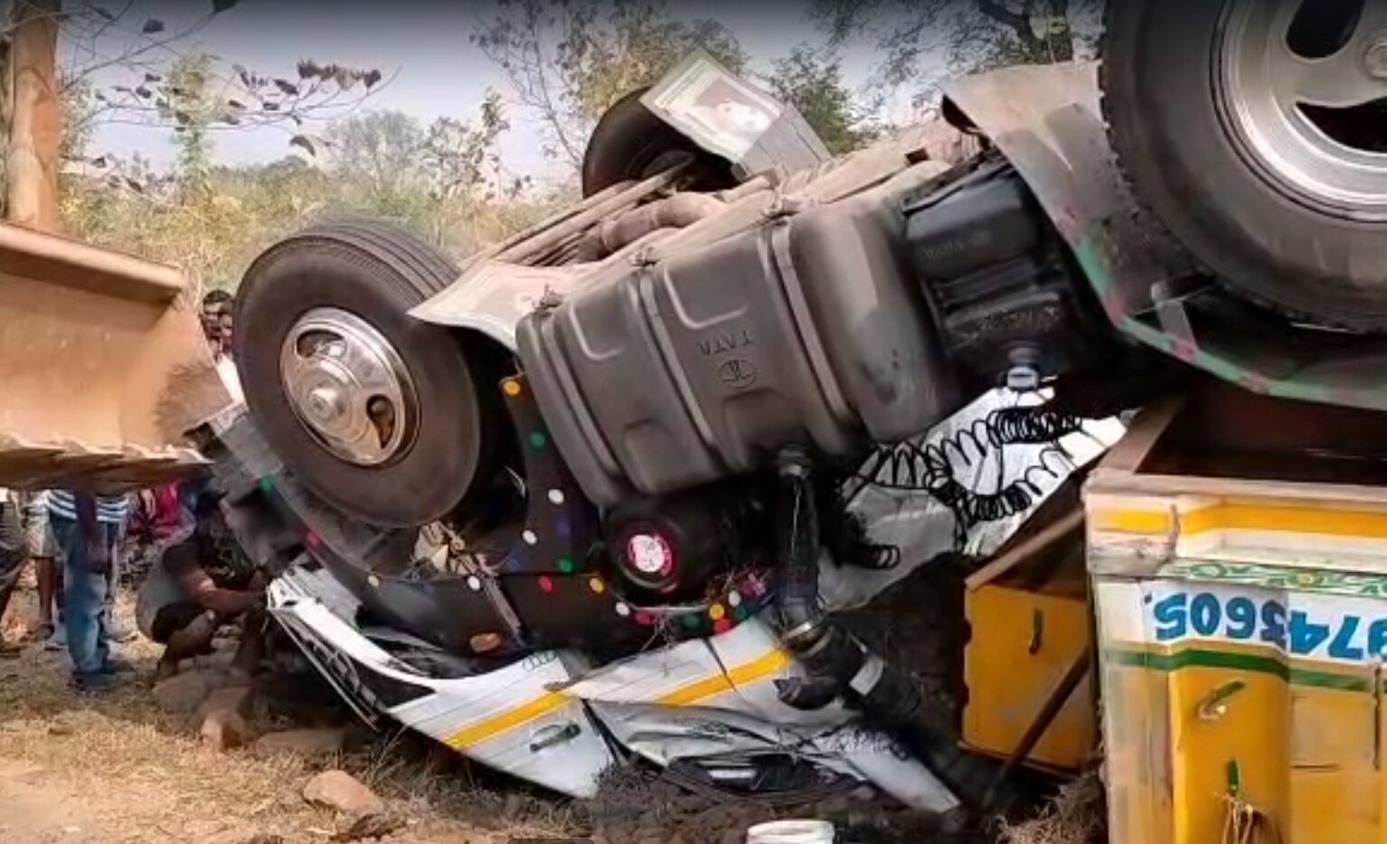 Kovvur Accident : కొవ్వూరులో ఆరు లారీలు ఒకదానికొకటి ఢీ - ఓ వాహనం నుంచి ప్రమాదకర గ్యాస్ లీకేజీ