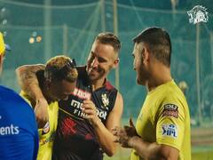 IPL 2022 Pics: தோஸ்த்து படா தோஸ்த்து... பயிற்சி களத்தில் தோனியை சந்தித்த வீரர்கள்... வைரல் க்ளிக்ஸ்!