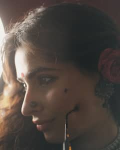 Karishma Sharma Photos: చీర, చెవిలో పువ్వు, సిగరెట్-ఎందమ్మో ఇలా ఉన్నావ్