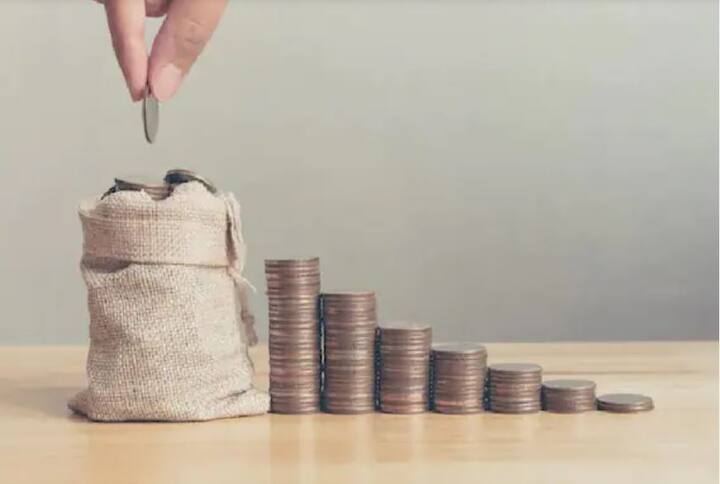 ব্যক্তিগত ব্যবহারের জন্য খোলা হলে বেশিরভাগ ক্ষেত্রেই সেটি সেভিংস অ্যাকাউন্ট হয়। আপনি কি জানেন যে অনেক ধরনের সেভিংস   অ্যাকাউন্ট রয়েছে, যেগুলি সম্পর্কে সাধারণ মানুষ খুব কমই জানেন। আপনি যদি বিভিন্ন ধরনের সেভিংস অ্যাকাউন্ট সম্পর্কে না জানেন তবে   আমরা আপনাকে সে সম্পর্কে তথ্য দেব। ব্যাঙ্কে মোট ৬ ধরনের সেভিংস অ্যাকাউন্টের সুবিধা রয়েছে।