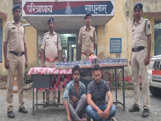 Chhattisgarh News: एंटी नारकोटिक्स टीम की छापेमारी में गैरेज से प्रतिबंधित कफ सिरप बरामद, दो लोग गिरफ्तार Chhattisgarh News: एंटी नारकोटिक्स टीम की छापेमारी में गैरेज से प्रतिबंधित कफ सिरप बरामद, दो लोग गिरफ्तार