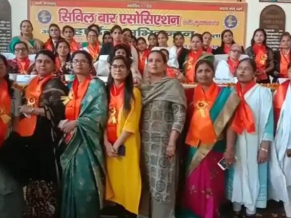 Muzaffarnagar News: अधिवक्ता सम्मेलन में भगवा रंग के स्कार्फ में पहुंचीं महिला वकील, सीएम योगी को लेकर कही ये बात Muzaffarnagar News: अधिवक्ता सम्मेलन में भगवा रंग के स्कार्फ में पहुंचीं महिला वकील, सीएम योगी को लेकर कही ये बात