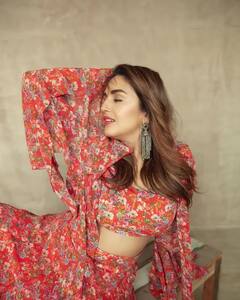 ફૂલોવાળા લાલ ડ્રેસમાં ઉનાળામાં પણ ‘હોટ’ લાગી રહી છે હુમા કુરેશી, જુઓ Photos