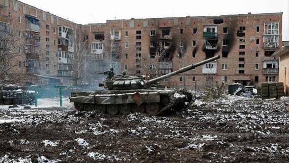 Russia-Ukraine War: পোল্যান্ডের মহিলা ডালা সাজিয়ে বসে বিক্রি করছেন ইউক্রেনের পতাকা।Bangla News