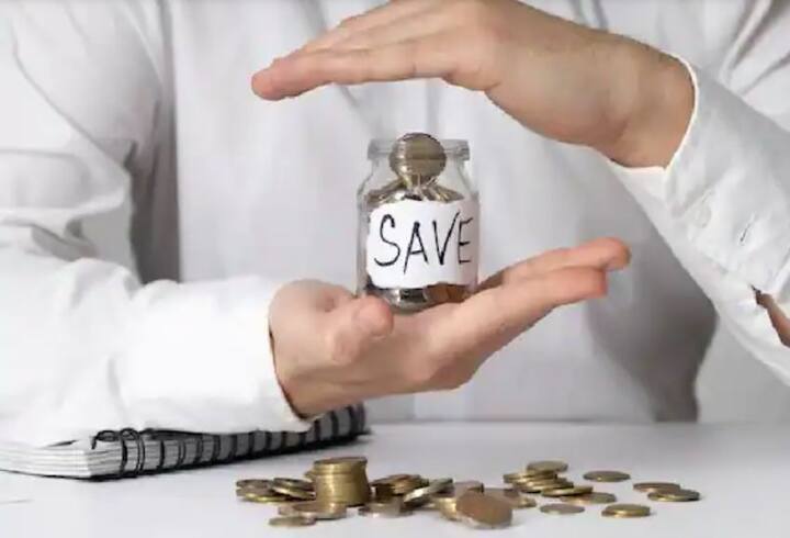 তৃতীয় ধরনের সেভিংস অ্যাকাউন্ট হল Women's Savings Account, এই অ্যাকাউন্টটি বিশেষভাবে মহিলাদের চাহিদা   অনুযায়ী তৈরি করা হয়েছে। এই অ্যাকাউন্টে মহিলারা কম সুদের হারে ঋণ, কেনাকাটায় ছাড় পান। এমনকী ডিম্যাট অ্যাকাউন্ট খোলার জন্য   কোনও চার্জ দিতে হয় না তাদের।