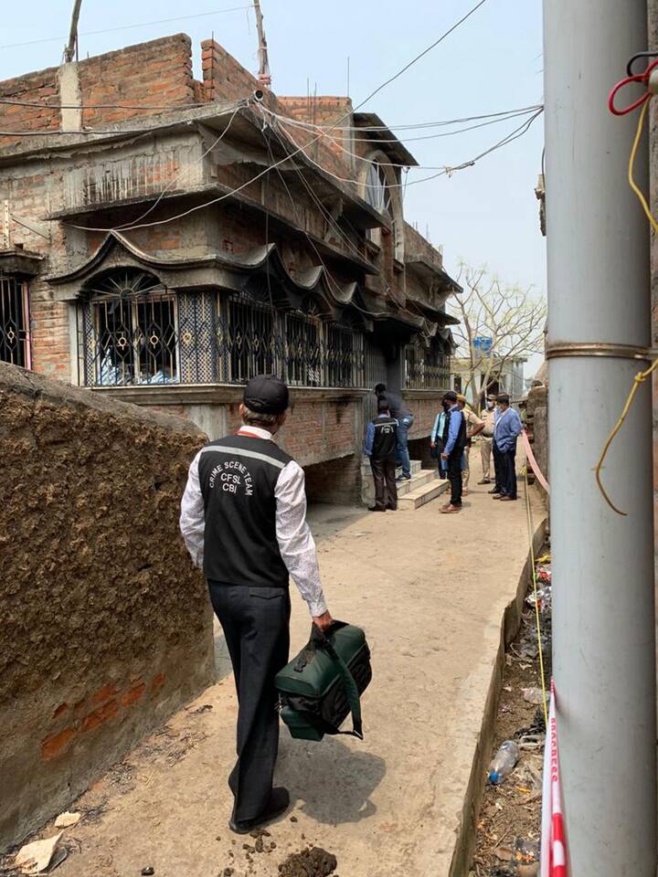 রামপুরহাট হত্যাকাণ্ডে সিটের থেকে তদন্তভার নিল সিবিআই। বগটুই গ্রামে গিয়ে শুরু করল তদন্ত। পাশাপাশি, ঘটনাস্থলের নমুনা সংগ্রহ করছে কেন্দ্রীয় ফরেন্সিক দল।