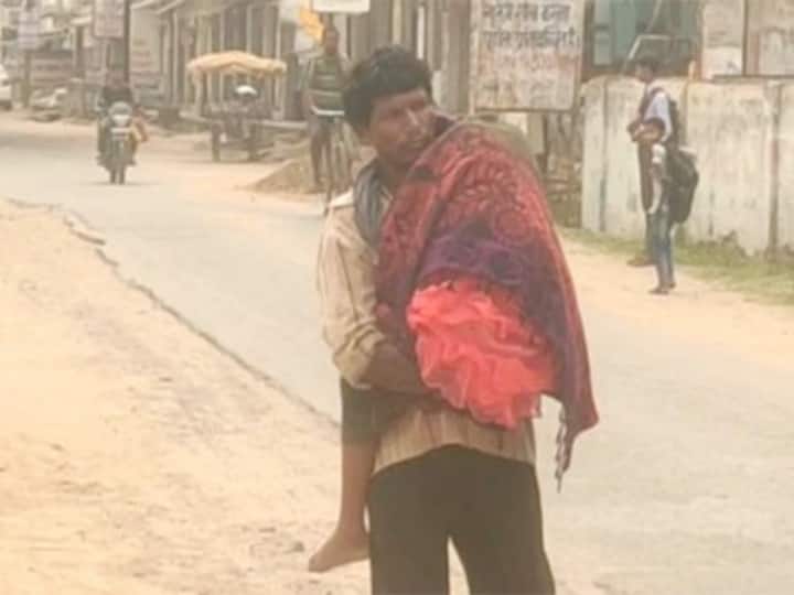 Chhattisgarh man walks with daughter's body for 10 km, plight caught on camera Chhattisgarh Father : బిడ్డ మృతదేహంతో పది కిలోమీటర్ల నడక - చత్తీస్‌ఘడ్‌లో ఓ తండ్రి కడుపుకోత !