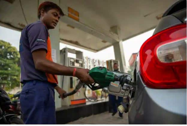 Maharashtra Solapur Petrol Sold at Re-1 Per liter to Protest against Rising inflation and on Ambedkar Jayanti  Maharashtra News : ਮਹਾਰਾਸ਼ਟਰ ਦੇ ਸੋਲਾਪੁਰ 'ਚ 1 ਰੁਪਏ ਲੀਟਰ ਵੇਚਿਆ ਗਿਆ ਪੈਟਰੋਲ, ਜਾਣੋ ਪੂਰਾ ਮਾਮਲਾ