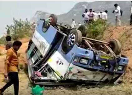 Another Tragic Accident in Chittoor: Aitepally లో మినీ బస్సు బోల్తా, ముగ్గురి పరిస్థితి విషమం
