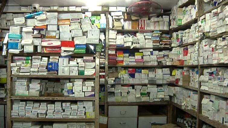 Kolkata drug department raids Banned Cough Syrup-Tablets found in medicine shop Kolkata: কলকাতার ওষুধের দোকানে হানা, উদ্ধার নিষিদ্ধ কাফ সিরাপ-ট্যাবলেট