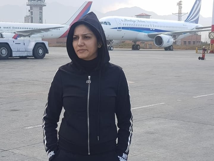 Sapna Choudhary Shares Funny Flight Incident With An Air Hostess | जब सपना  चौधरी ने ठेठ अंदाज में मांगा एयर होस्टेस से पानी, मजेदार किस्सा बताते हुए  निकल पड़ी हरियाणवी ...