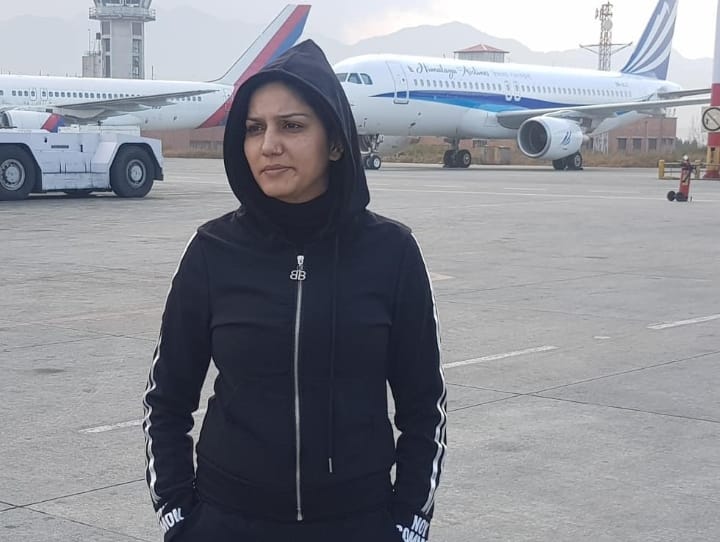 sapna choudhary shares funny flight incident with an air hostess जब सपना चौधरी ने ठेठ अंदाज में मांगा एयर होस्टेस से पानी, मजेदार किस्सा बताते हुए निकल पड़ी हरियाणवी क्वीन की हंसी