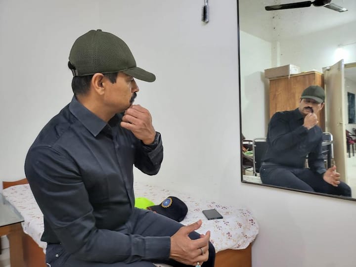 पिंपरी चिंचवडचे पोलीस आयुक्त कृष्ण प्रकाशांचे नाव ऐकून भल्याभल्यांना घाम फुटतो. याच नावाचा फायदा घेण्याचं नाशिकच्या रोशन बागुलने ठरवलं. यासाठी रोशनने बनावट आयडी कार्ड बनवलं होतं. एका बाजूस महाराष्ट्र पोलीस असा तर दुसऱ्या बाजूला सायबर क्राईमचा उल्लेख होता. त्यावर रोशनचा फोटोही होता. हेच आयकार्ड दाखवून त्यानं पिंपरी चिंचवडमधील एका घर मालकाला धमकावले. तर दुसऱ्या व्यक्तीला जमिनीचा व्यवहार करून देतो असं म्हणाला.