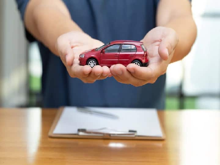 बिना ड्राइविंग लाइसेंस के गाड़ी चलाना कानूनन अपराध है. बिना ड्राइविंग लाइसेंस के गाड़ी चलाते पकड़े जाने या किसी तरह की दुर्घटना होने की स्थिति में आपको किसी तरह का क्लेम नहीं मिलेगा.