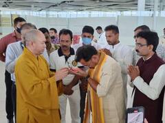 Kushinagar News: कोविड प्रोटोकॉल में छूट के बाद कुशीनगर एयरपोर्ट पहुंची पहली फ्लाइट, बौद्ध भिक्षुओं का विधायक ने ऐसे किया स्वागत