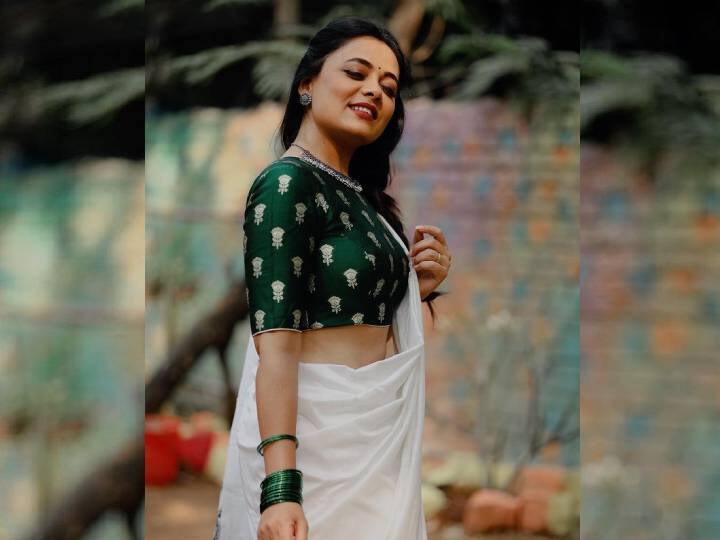 पांढरी साडी, हिरवा ब्लाऊज, मोकळे केस, हलका मेकअप आणि खट्याळ अदांनी प्रार्थना चाहत्यांचे लक्ष वेधून घेत आहे. प्रार्थनाचं हे सुंदर रूप फोटोग्राफर आर्तिक कवाडकर यांनी आपल्या कॅमेरात कैद केलं आहे.