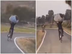 साइकिल पर बोझ ढोने के लिए शख्स ने लगाया कमाल का जुगाड़, बैलेंस देख खुली रह जाएंगी आंखें