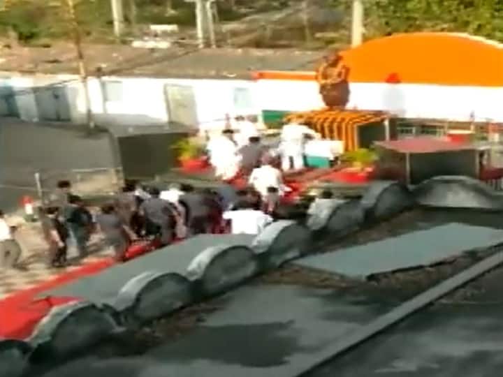 youth tried to attack CM Nitish Kumar during a program in Bakhtiarpur सीएम नीतीश कुमार की तरफ दौड़ते हुए आया युवक, मंच पर चढ़ चलाया मुक्का, देखिए वीडियो