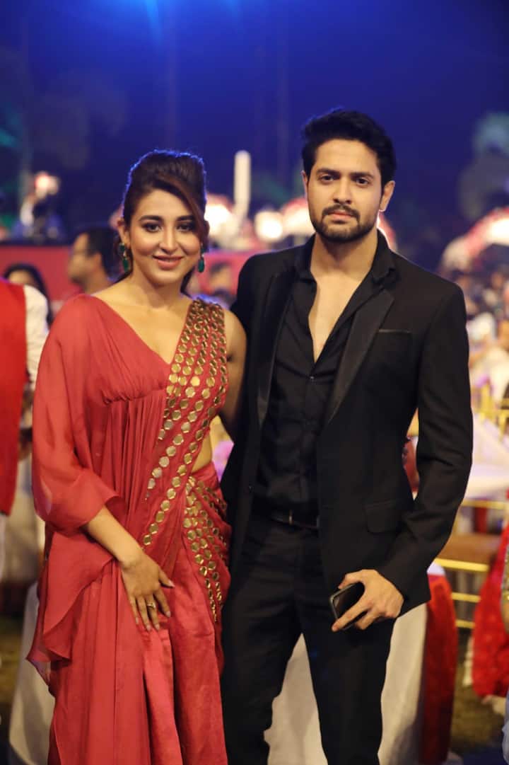 মঞ্চে সঞ্চালনায় অঙ্কুশ, আর অনুষ্ঠানে হাজির হয়েছিলেন তাঁর প্রেমিকা ঐন্দ্রিলা সেন। অভিনেতা বিক্রম চট্টোপাধ্যায়ের সঙ্গে পোজ দিতে দেখা গেল তাঁকে।