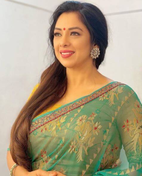 पर्दे पर अनुपमा का किरदार निभाने वाली रूपाली गांगुली शो मे सीधे-साधे कपड़े ज्यादातर कॉटन की साड़ियां पहने नजर आती हैं.