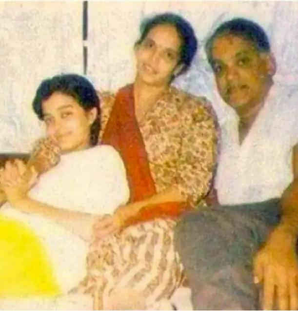 ਇਹ ਐਸ਼ਵਰਿਆ ਰਾਏ ਦੀ ਪਰਿਵਾਰਕ ਫੋਟੋ ਹੈ, ਜਿਸ 'ਚ ਅਭਿਨੇਤਰੀ ਆਪਣੇ ਮਾਤਾ-ਪਿਤਾ ਨਾਲ ਪੋਜ਼ ਦਿੰਦੀ ਨਜ਼ਰ ਆ ਰਹੀ ਹੈ।
