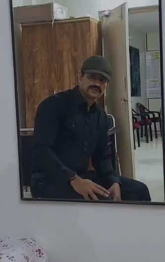 त्यानुसार पोलीस आयुक्त प्रकाशांनी सामान्य व्यक्तीची वेशभूषा केली. मग निगडीतील एका हॉटेलमध्ये रोशनला बोलविण्यात आले. तिथं स्वतः कृष्ण प्रकाश सामान्य व्यक्तीच्या वेशभूषेत दाखल झाले. सगळी बोलणी झाली, पैसे ही द्यायचे ठरले. पण वरची नोट वगळता खालच्या सर्व नोटा नकली असल्याचं कळताच रोशनचे बिंग फुटले. हा सर्व प्रकार हॉटेलच्या सीसीटीव्हीत कैद झाला. रोशनला अटक करताच आयर्नमॅन पोलीस आयुक्त प्रकाशांनी मिशिवर ताव हाणला. या प्रकरणी रोशनसह गायत्री बागूल आणि पूजा माने अटकेत आहेत. तर अन्य दोघांचा शोध सुरु आहे. 