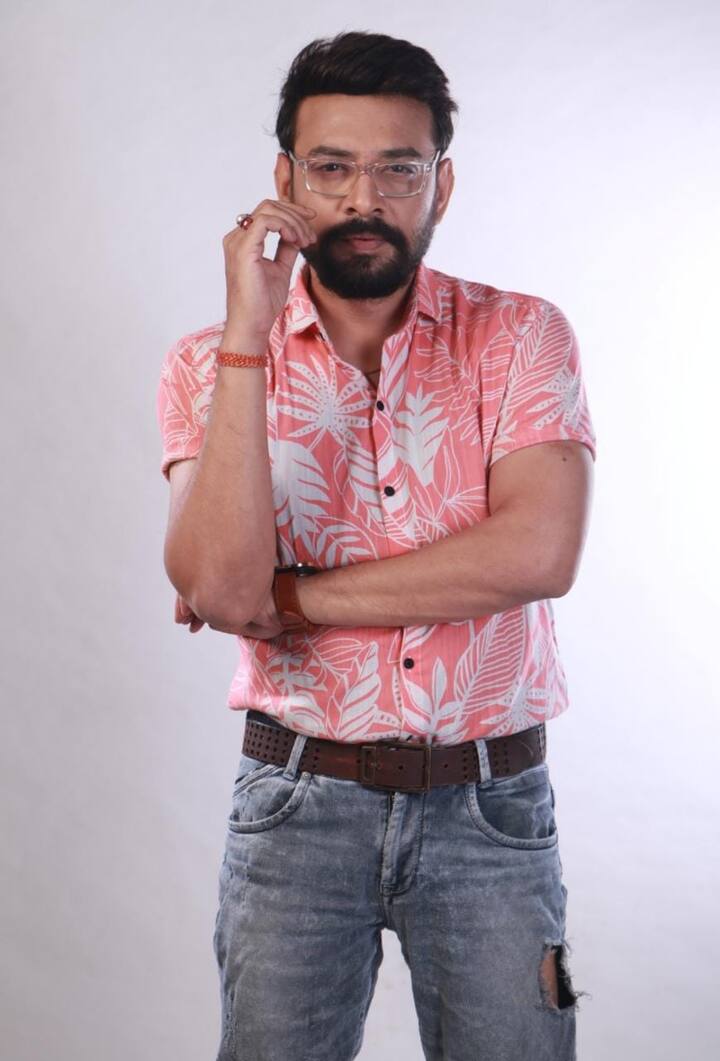 ছবিতে রূপসাকে অভিনয় করতে দেখা যাবে সম্রাজ্ঞী নামক চরিত্রে। ঋত্বিকার চরিত্রে অভিনয় করতে দেখা যাবে অনন্যাকে। ছবিতে অনন্যার চরিত্রটি প্যারালাইজড। তাঁকে দেখা যাবে হুইল চেয়ারে বসে থাকতে। হাঁটতে পারে না তাঁর চরিত্র।