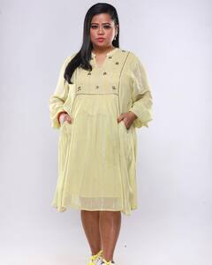 लेमन कलर के आउटफिट में सूरज-सी दमकती दिखीं भारती सिंह, स्टाइल के साथ फ्लॉन्ट किया प्रेग्नेंसी ग्लो