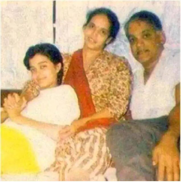 ऐश्वर्याचा हा फॅमिली फोटो. या फोटोमध्ये ऐश्वर्या आई-बाबांसोबत दिसतेय
