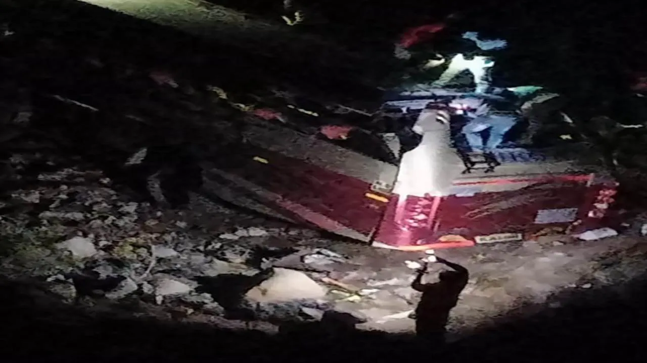 tirupati bus accident in chittoor bus fallen from cliff 7 people dead and 45 injured Tirupati Accident : तिरुपतीमध्ये भीषण अपघात, लग्न समारंभासाठी निघालेली बस दरीत कोसळली, 7 ठार तर 45 जखमी