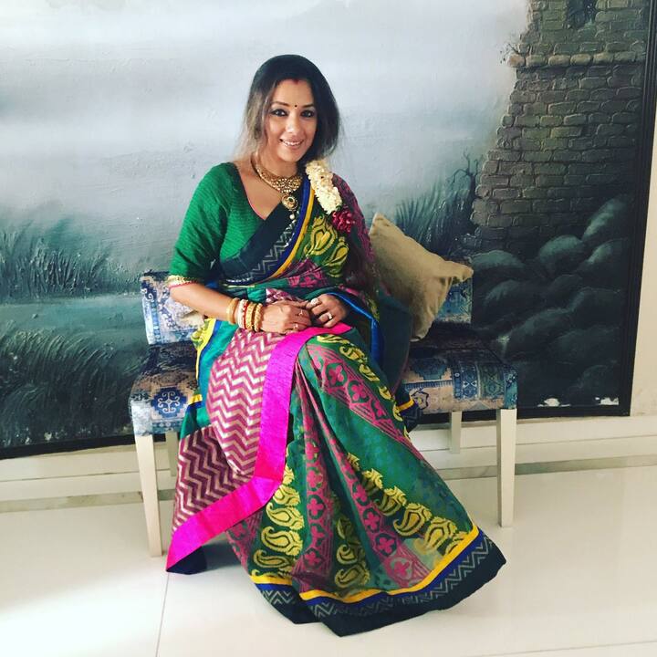 ऐसे में हमने सोचा क्यों ना आपको भी अनुपमा की रियल जिंदगी से रूबरू करवा दें ,साथ ही उनके हाई फैशन लुक के दीदार करवा दिया जाए.