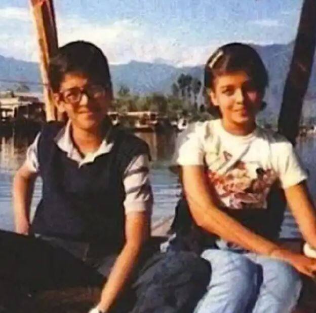 ਇਸ ਤਸਵੀਰ 'ਚ ਐਸ਼ਵਰਿਆ ਰਾਏ ਆਪਣੇ ਭਰਾ ਨਾਲ ਪੋਜ਼ ਦਿੰਦੀ ਨਜ਼ਰ ਆ ਰਹੀ ਹੈ। ਫੋਟੋ ਵਿੱਚ ਐਸ਼ ਦੇ ਲੜਕਿਆਂ ਵਾਂਗ ਛੋਟੇ ਵਾਲ ਹਨ।