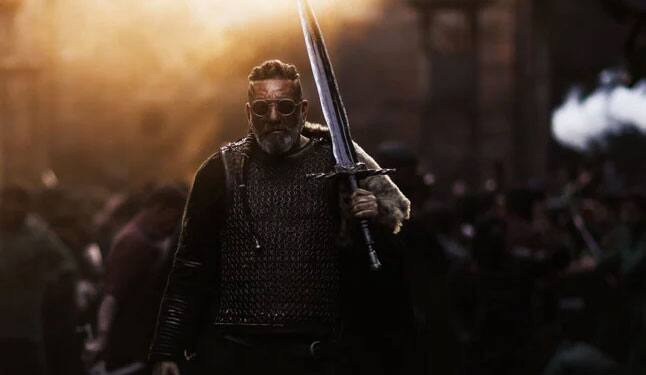 इस बार संजय दत्त भी फिल्म से जुड़े हैं. वो अधीरा का रोल निभाने जा रहे हैं जो आपके रोंगटे खड़े कर देगा. मीडिया रिपोर्ट्स के मुताबिक केजीएफ चैप्टर 2 में संजय दत्त को 9 से 10 करोड़ रुपये मिल रहे हैं. (फोटो – सोशल मीडिया)