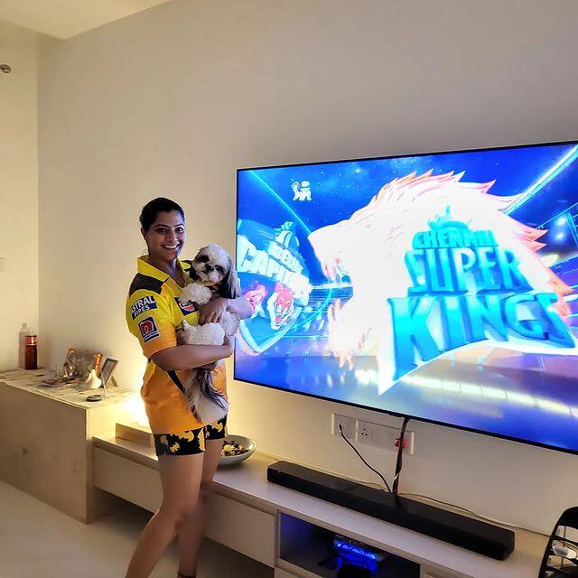 వరలక్ష్మీ పెట్ డాగ్ పేరు గుస్సీ వరలక్ష్మీ. ఆ కుక్కంటే ఆమెకు ప్రాణం. -Image credit: Varalakshmi SarathKumar/Instagram