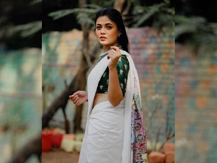 सोशल मीडियावर सक्रिय असणारी प्रार्थना आपले फोटो आणि व्हिडीओ शेअर करत चाहत्यांशी कनेक्टेड राहत असते.