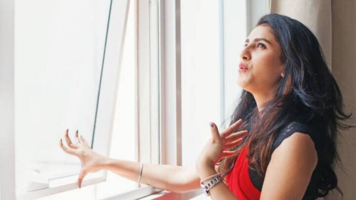 মার্চের মাঝামাঝি সময় থেকেই দাবদাহে পুড়ছেন সকলে। তার পর থেকে যত দিন যাচ্ছে, ততই বাড়ছে গরম। পাখা বন্ধ করেছেন কি দরদর করে ঘাম শুরু।