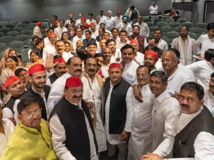 UP Politics: नेता चुने जाने के बाद फॉर्म में अखिलेश यादव, बताया यूपी सरकार को सड़क से सदन तक घेरने का प्लान akhilesh yadav meeting with his sp mlas said will fighty for up people UP Politics: नेता चुने जाने के बाद फॉर्म में अखिलेश यादव, बताया यूपी सरकार को सड़क से सदन तक घेरने का प्लान